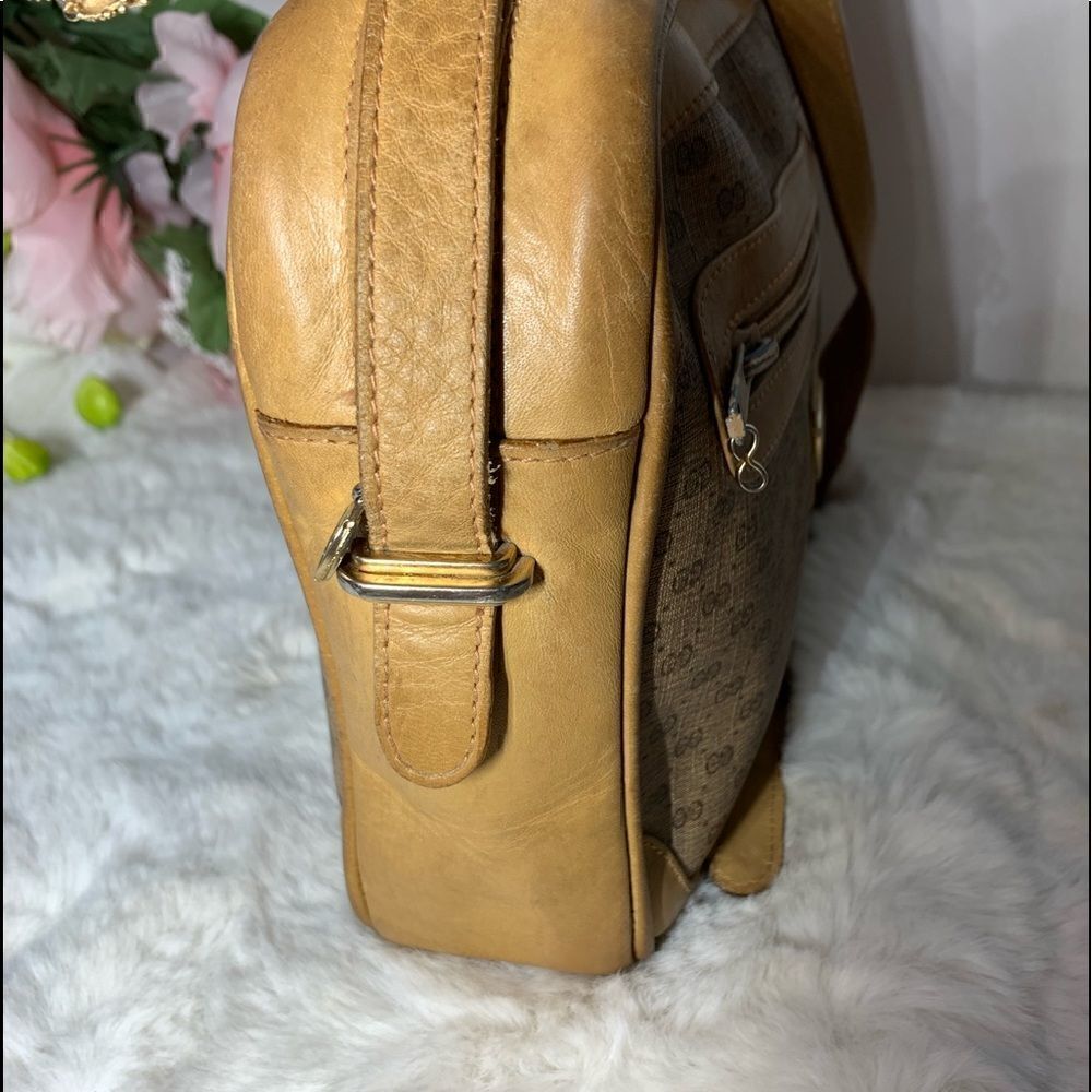 Authentic Vintage Gucci GG Logo Shoulder Bag - Picture 4 of 15